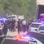 Hallan a 50 migrantes muertos en camión abandonado en Texas
