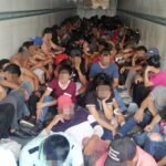 Hallan hacinados a 127 migrantes en un tractocamión