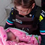 Policías apoyan a mujer a recibir a su bebé