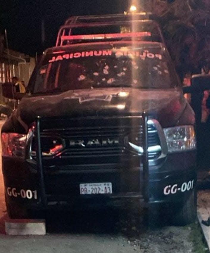 Ataque deja dos policías asesinados en Puebla, en la imagen se ve una patrulla con los impactos de arma.