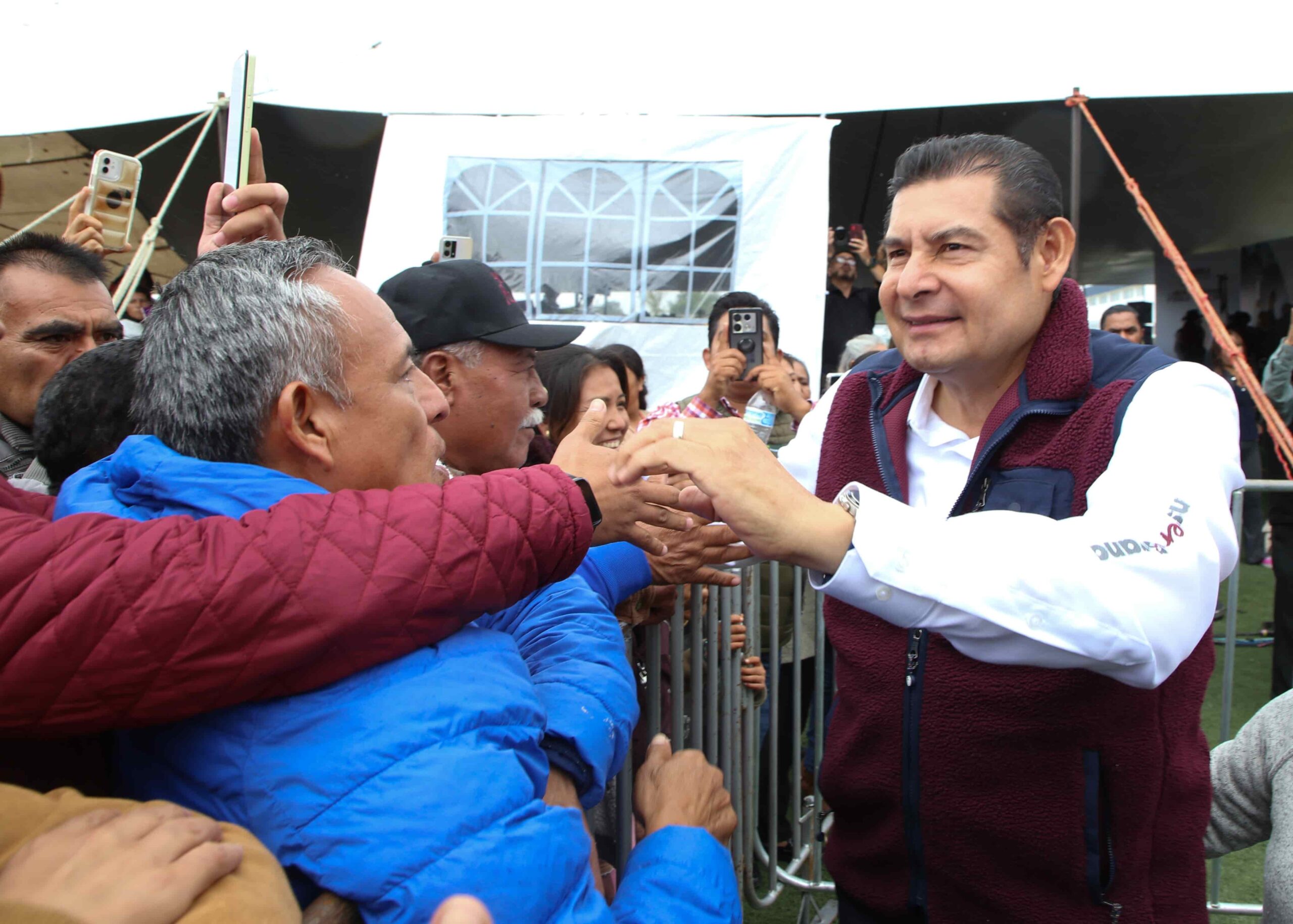 Alejandro Armenta con campesinos