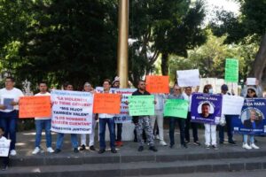 Padres se manifiestan en el Zócalo de Puebla por igualdad en custodias