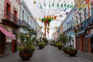 Exhortan a respetar carácter peatonal de la Calle de los Dulces en Puebla
