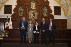 BUAP entrega presea “Dr. Jorge Carpizo” al rector de la UABC durante encuentro nacional de defensorías universitarias