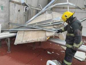 Protección Civil Estatal atiende contingencia por fuertes vientos en hospital de traumatología