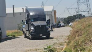 Tractocamiones y llantas lo que encontraron en colonia Solidaridad