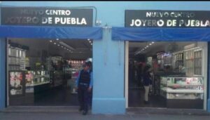 Policía municipal captura a dos por robo a Centro Joyero