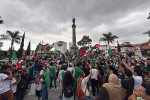 La fiesta mundialista se vive en Puebla: aficionados celebran triunfo de México bajo la lluvia