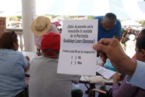 Habitantes de Acatlán de Osorio mantienen plantón y reúnen firmas para solicitar revocación de mandato de Guadalupe Bárcenas
