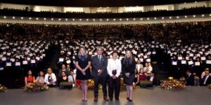 BUAP gradúa a 502 estudiantes del Complejo Regional Centro; Lilia Cedillo reconoce confianza en la educación regional