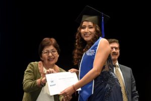 Reconoce BUAP a egresados de Economía y Finanzas por su compromiso social y formación académica