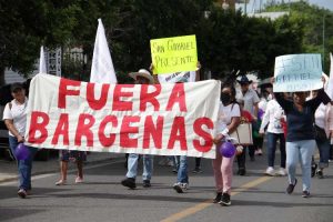 Marchan en Acatlán de Osorio para exigir la salida de la alcaldesa Lupita Bárcenas; auditoría iniciará la próxima semana