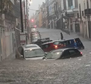 Tromba en Puebla provoca severas inundaciones, caída de árboles y deja una víctima mortal