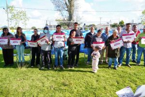 Roberto Solís dota de cisternas a productores de berries en San Diego Buenavista; beneficiará a 45 familias