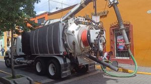 SOSAPACH refuerza desazolve en el Centro de San Pedro Cholula para prevenir inundaciones en temporada de lluvias