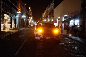 Investigan Audi por presunto robo cerca de la Catedral de Puebla