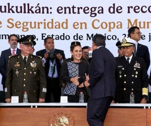 Claudia Sheinbaum reconoce al Sergio&nbsp; Salomón Peregrina titular del INM por su papel en el Plan Kukulkán durante el Mundial 2026