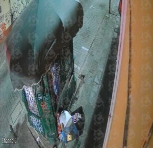 Captan en video robo de estampas del Mundial en un puesto de periódicos del Centro de Puebla