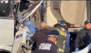 Choque entre autobús y tráiler en la federal Puebla–Tehuacán deja una mujer muerta y cuatro lesionados en Amozoc
