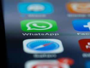 WhatsApp presenta fallas: miles de usuarios reportan cuentas en “revisión”