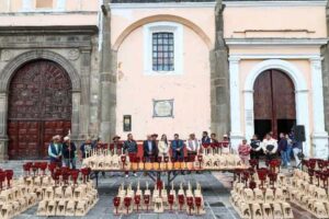 Con 500 faroles, Tonantzin Fernández respalda las tradiciones de Cholula