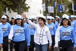 BUAP recibe a estudiantes de nuevo ingreso con desfile en Ciudad Universitaria