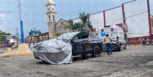 Hallan a un hombre sin vida dentro de una camioneta en Tenampulco; investigan homicidio