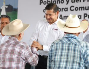 Gobierno estatal acerca obra comunitaria y apoyos al campo para transformar comunidades poblana