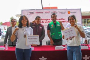 Roberto Solís invierte en la educación de Huejotzingo: entrega uniformes completos a casi 500 alumnos del COBAEP
