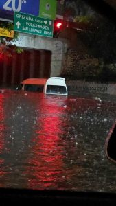 Tormenta azota Puebla: granizo, inundaciones y vehículos varados