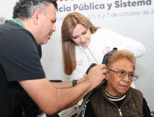Beneficencia Pública y Ceci Arellano acercan apoyos auditivos y visuales a familias poblanas