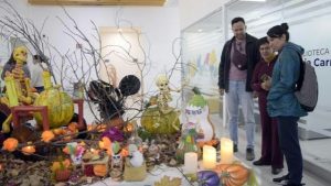BUAP celebra el Día de Muertos con exposición de catrinas y calabazas en la Universidad para Adultos